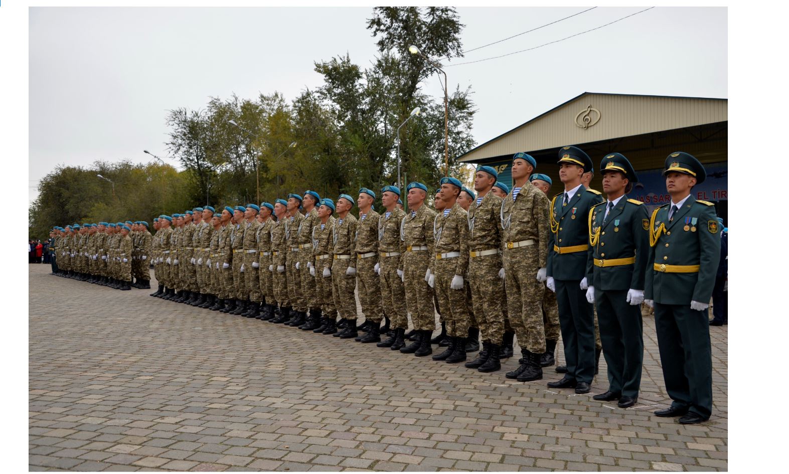 اسكەري قىزمەتشىلەردىڭ جاعدايىمەن تانىستى