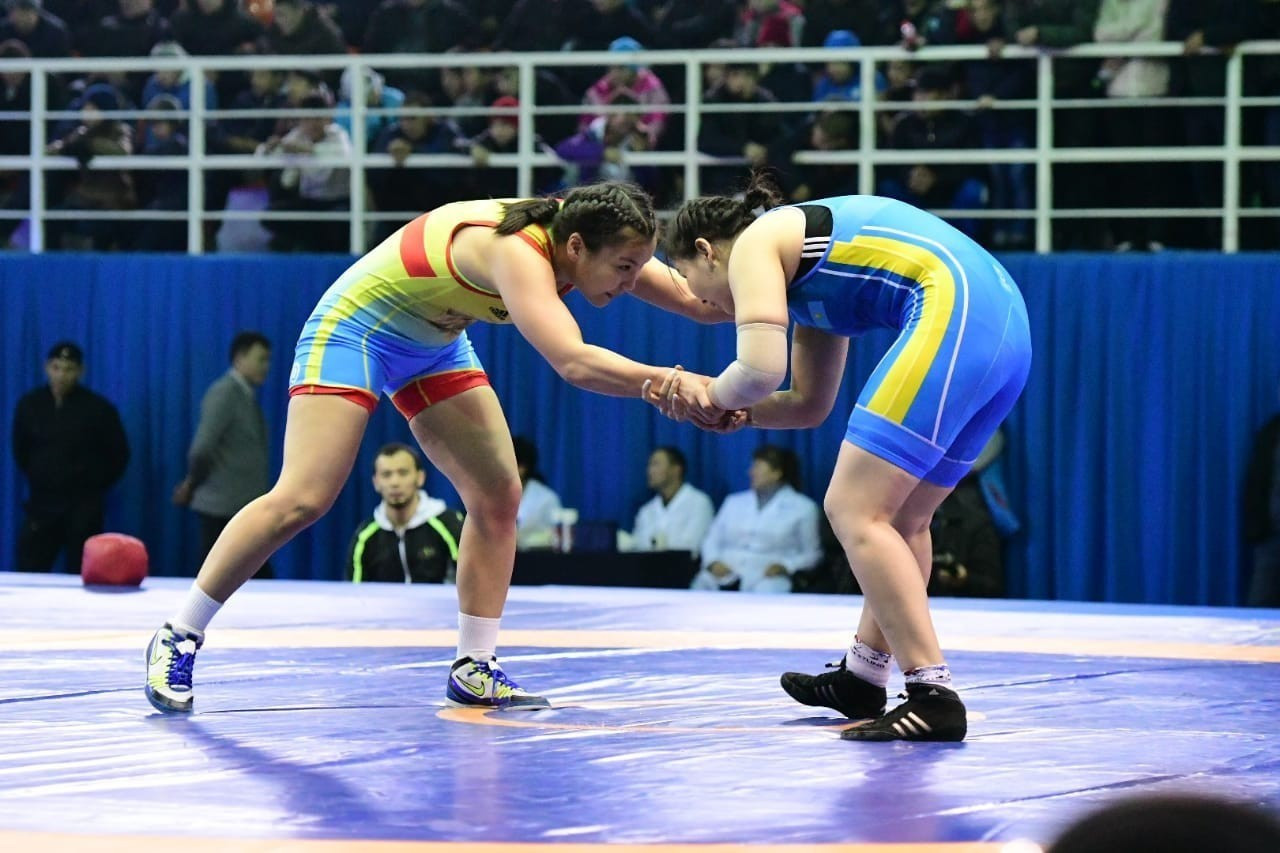 كۇرەس: قوس قازاق قىزى قولا مەدال ءۇشىن تالاسادى