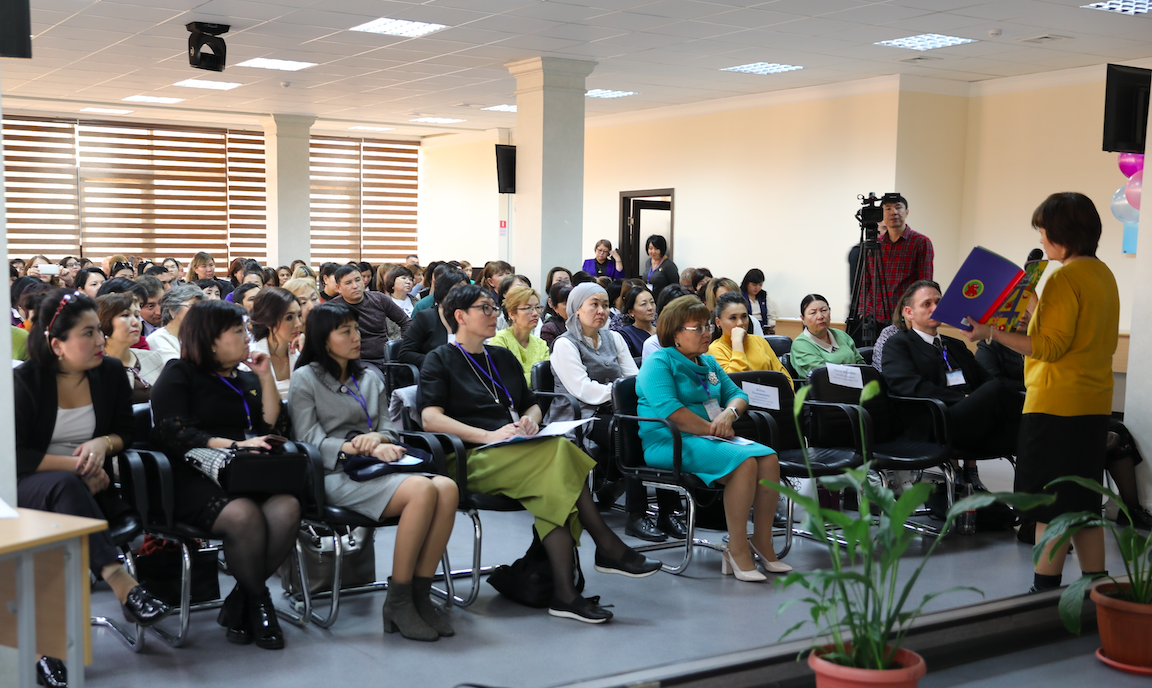 ماماندار ءۇش ءتىلدى ءبىلىم بەرۋدى ەنگىزۋ بارىسىن تالقىلادى