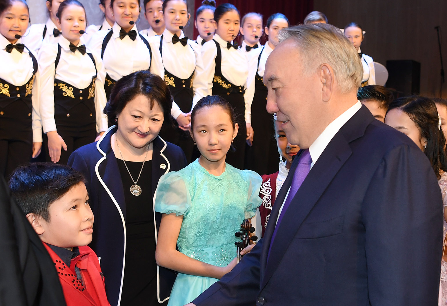 ەلباسى جاڭا مۋزىكا مەكتەبىنە باردى