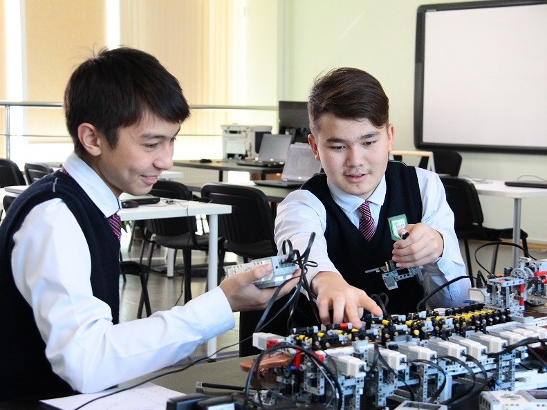 سەمەيلىك زياتكەرلەر دومبىرا تارتاتىن روبوت قۇراستىردى