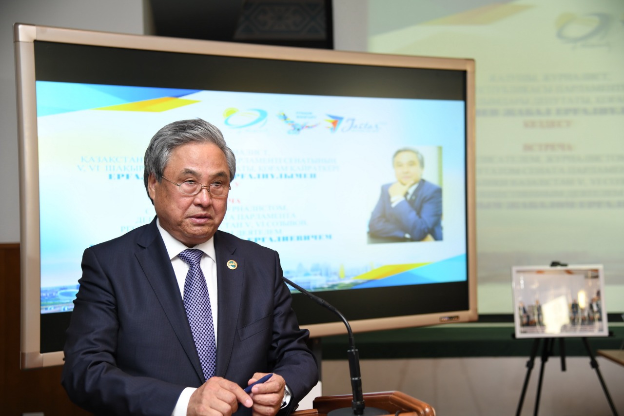 جاستار جازۋشى جابال ەرعاليەۆپەن كەزدەستى