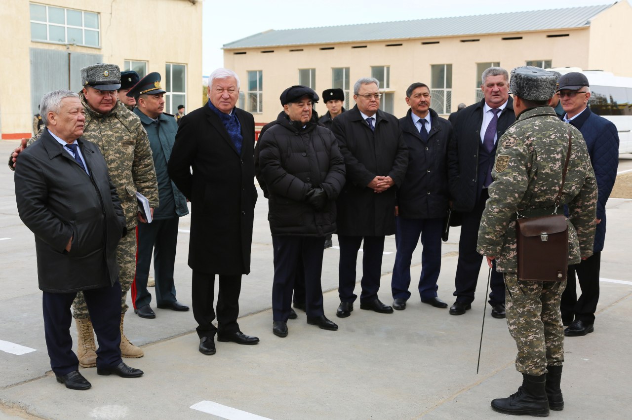 ماجىلىسمەندەر اقتاۋداعى اسكەري بولىمدەرگە باردى