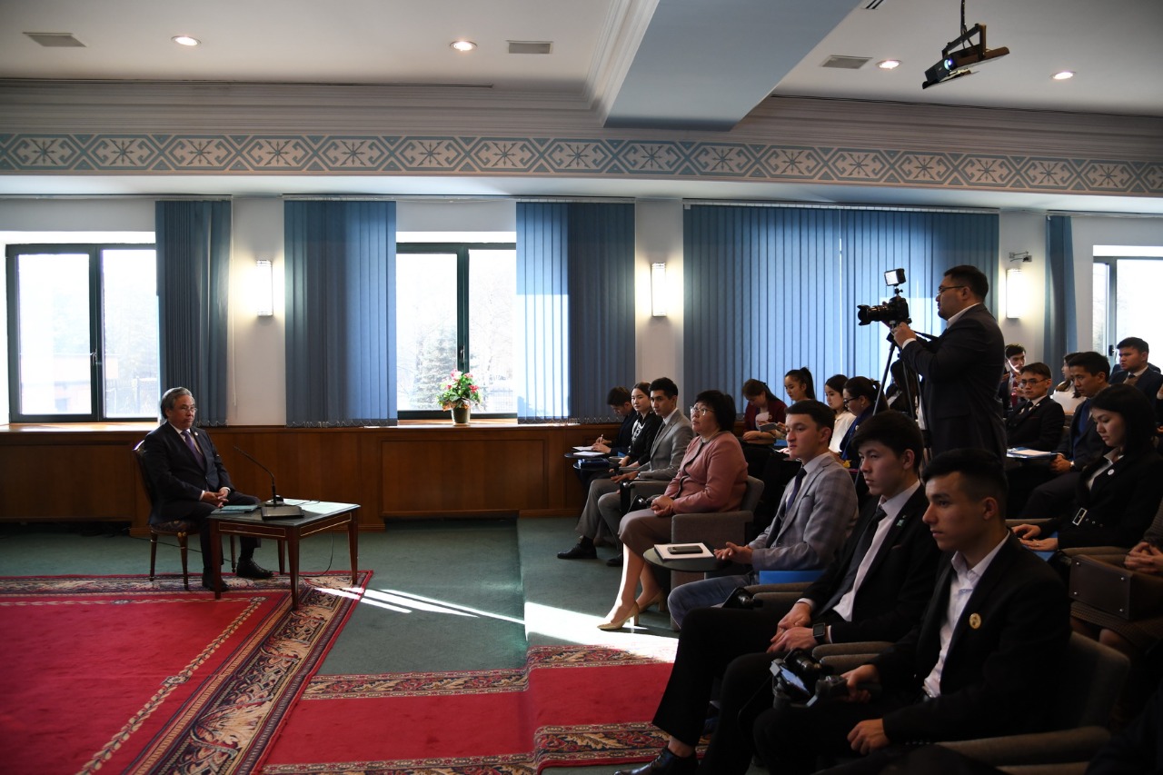 قالامگەرمەن كەزدەستى