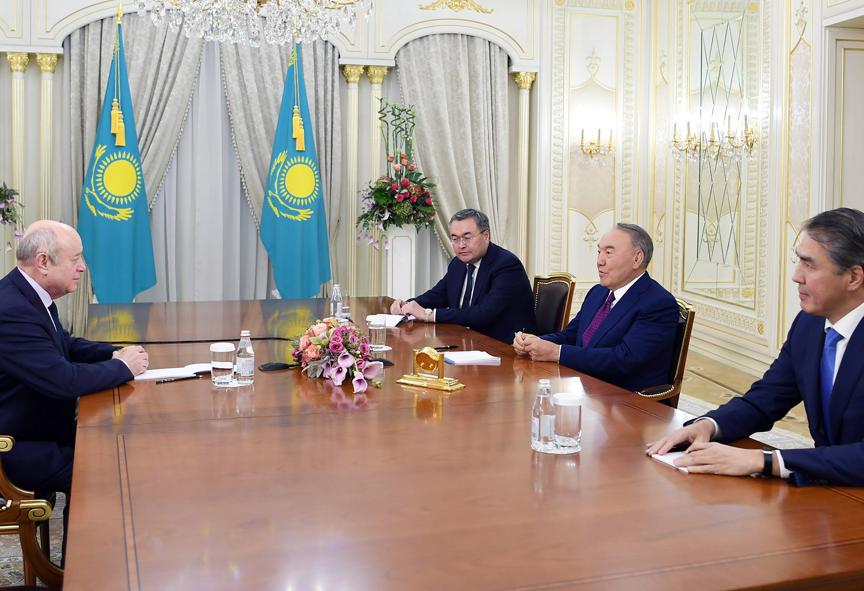 ەلباسى رەسەي ستراتەگيالىق زەرتتەۋلەر ينستيتۋتىنىڭ ديرەكتورى ميحايل فرادكوۆپەن كەزدەستى