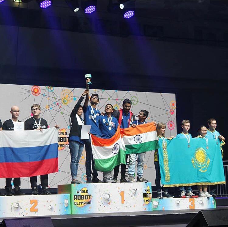 قازاقستاندىق زياتكەرلەر روبوتوتەحنيكادان وتكەن حالىقارالىق جارىستىڭ قولا جۇلدەگەرى اتاندى