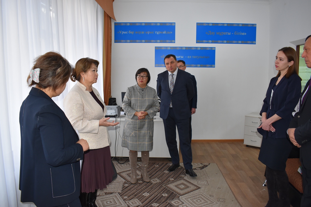 سەناتور ءلاززات سۇلەيمەن اقمولا وبلىسىنداعى سوتتاردا بولدى