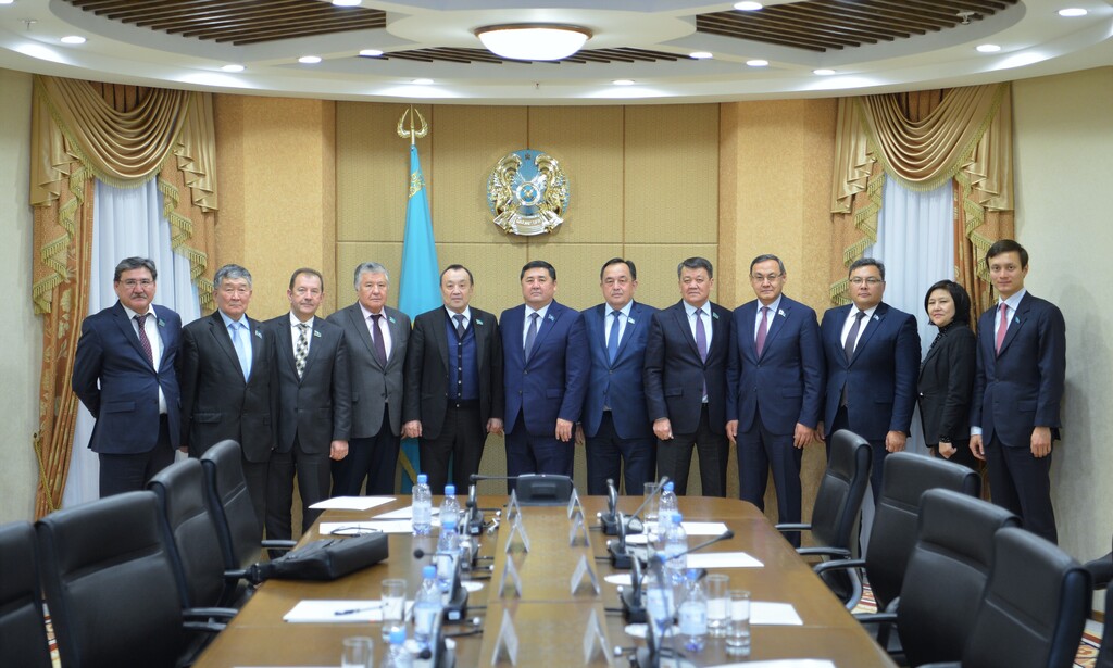 سەناتورلار ءماسليحات دەپۋتاتتارىمەن كەزدەستى