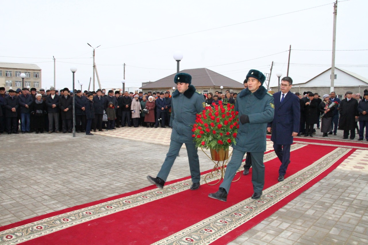 اتىراۋ وبلىسىندا يساتاي تايمان ۇلىنا ەسكەرتكىش ورناتىلدى