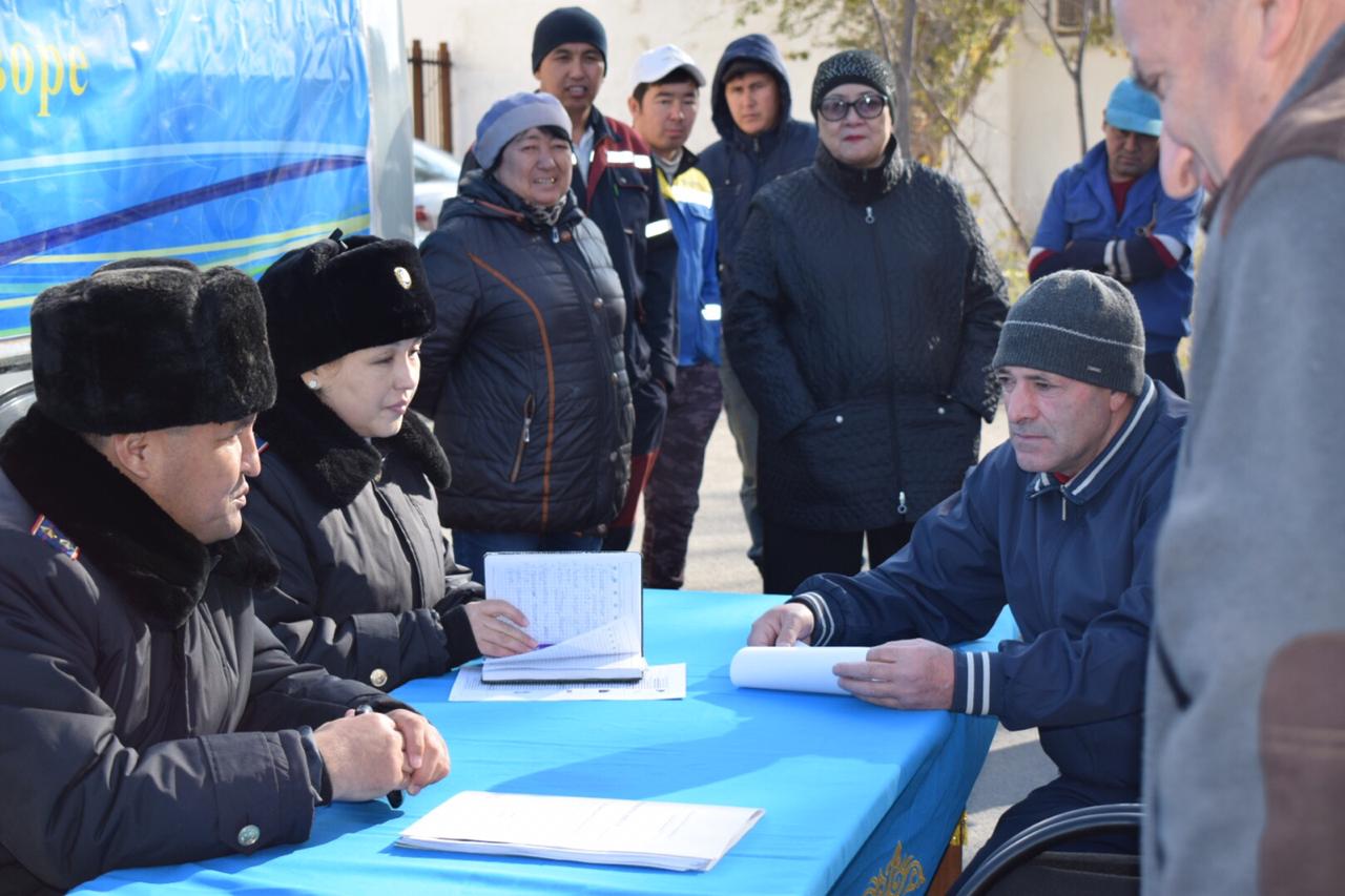 تۇرعىندار پوليتسەيلەرمەن تىكەلەي جۇزدەسىپ, سۇراقتارىن قويدى