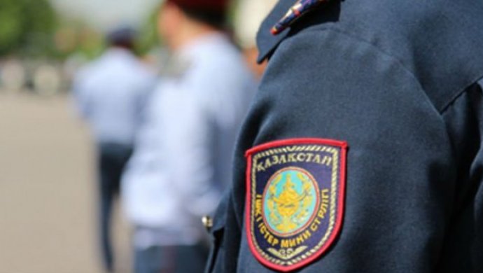 ورالدا جۇرگىنشىنى كولىكپەن قاعىپ كەتكەن پوليتسيا قىزمەتكەرى جۇمىستان قۋىلدى