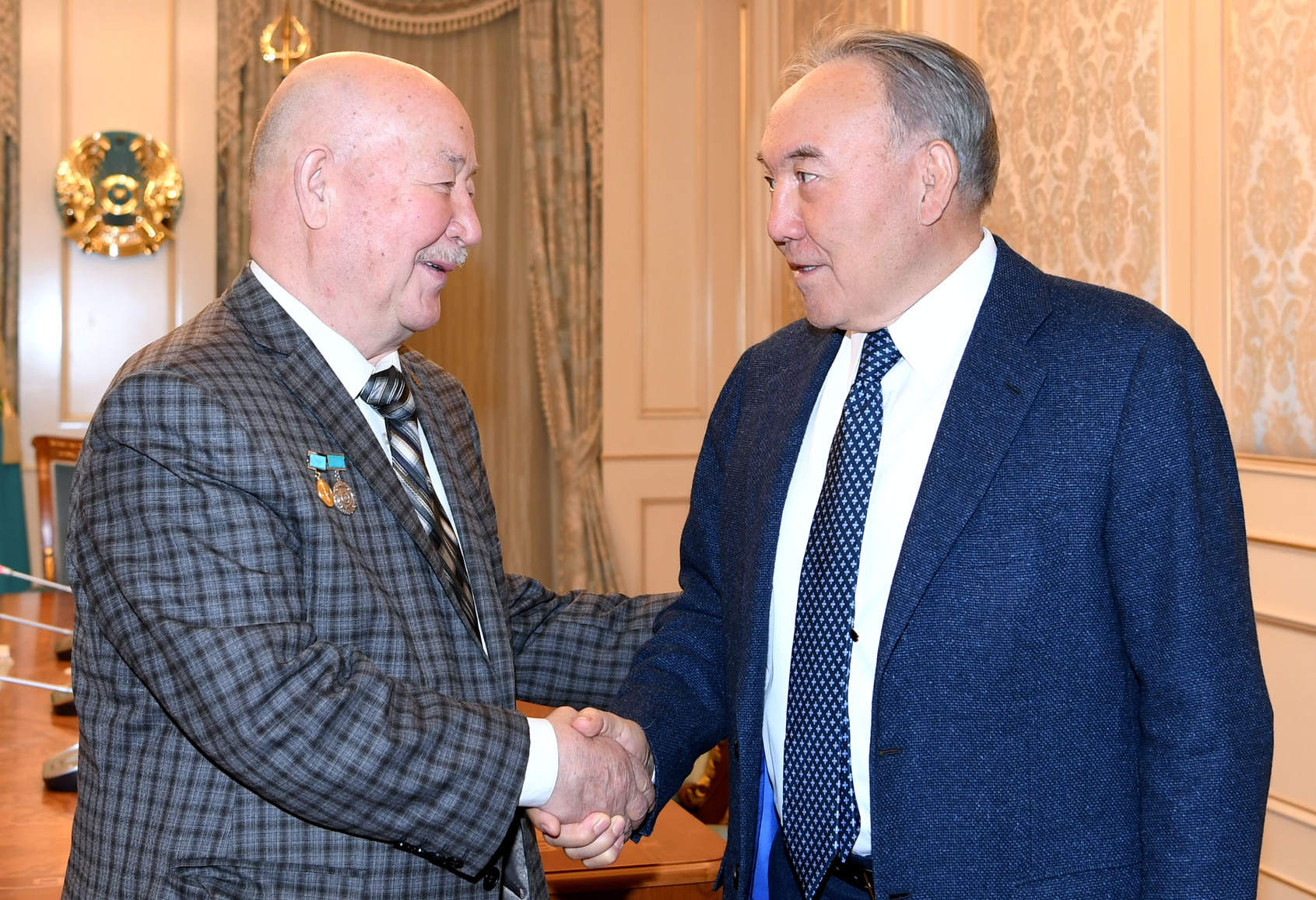 نۇرسۇلتان نازارباەۆ ايگىلى سۋرەتشى كامىل مۋللاشەۆتى قابىلدادى