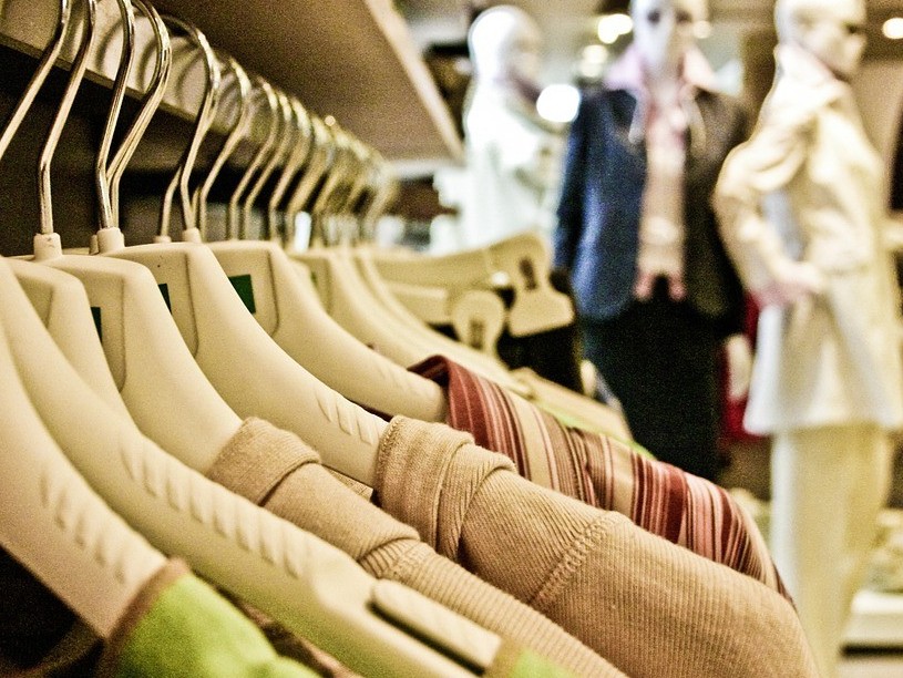 پاۆلودارلىق پوليتسەيلەر پالتو ۇرلاعان كۇدىكتىنى ۇستادى