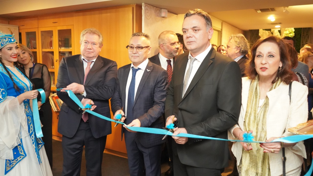  ۇلى دالا جادىگەرلەرى – ەجەلگى ەللادا تورىندە