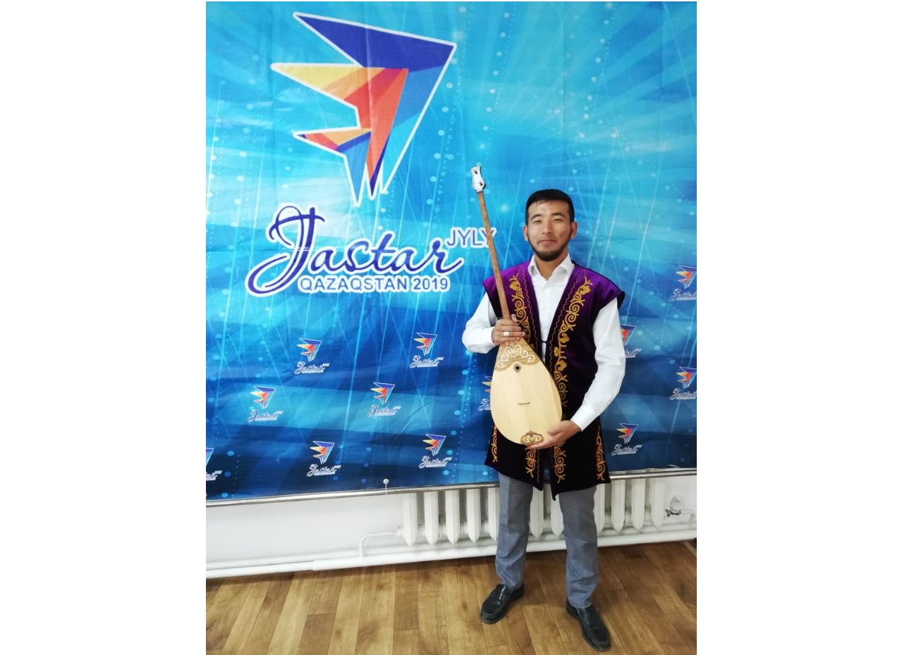 دومبىرادان تەگىن ءدارىس بەرىپ ءجۇر