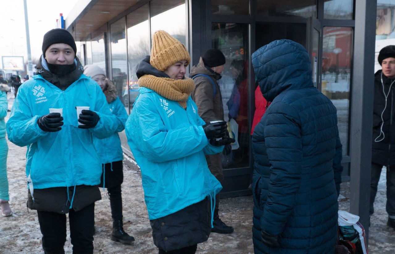 ەلوردالىق ۆولونتەرلار تۇرعىندارعا ىستىق شاي ۇسىندى