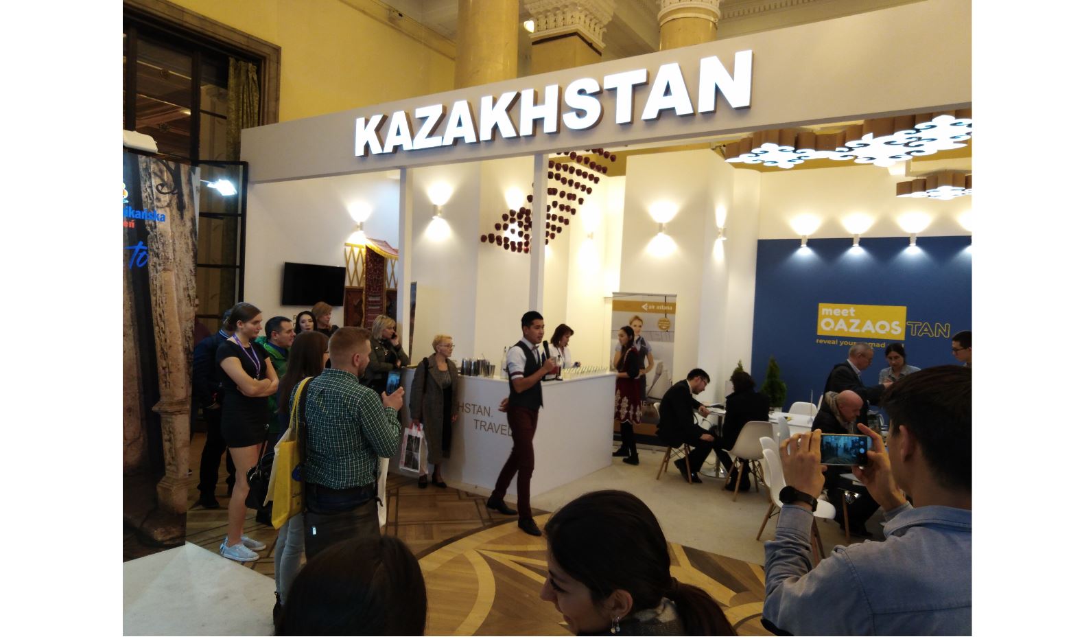 ۆارشاۆادا قازاقستاننىڭ تۋريستىك الەۋەتى تانىستىرىلدى