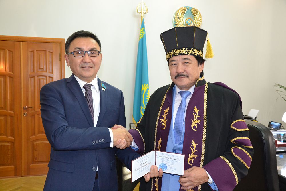 كومپوزيتور دونەدىل قاجىموۆ قۇرمەتتى پروفەسسور اتاندى