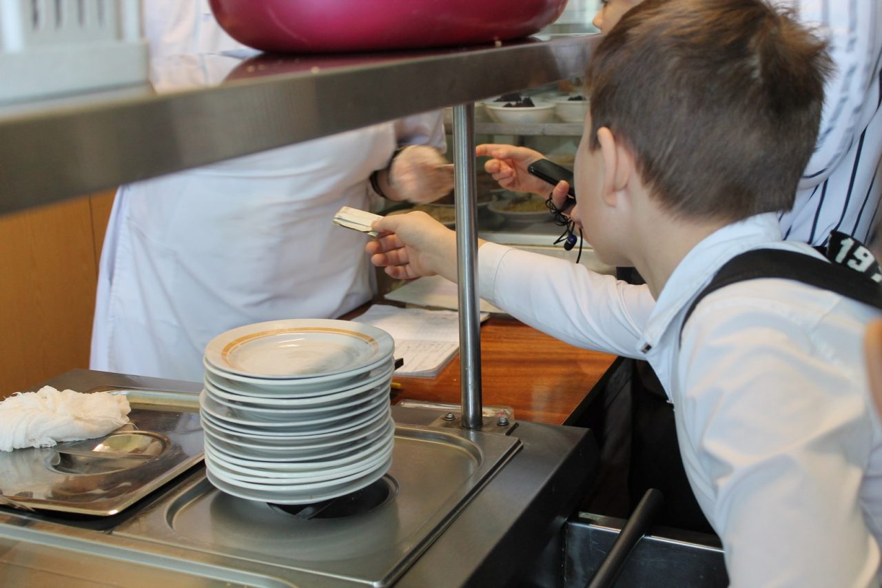 مەكتەپتەردەگى تەگىن تاماقتاندىرۋ ماسەلەسى شەشىلمەك