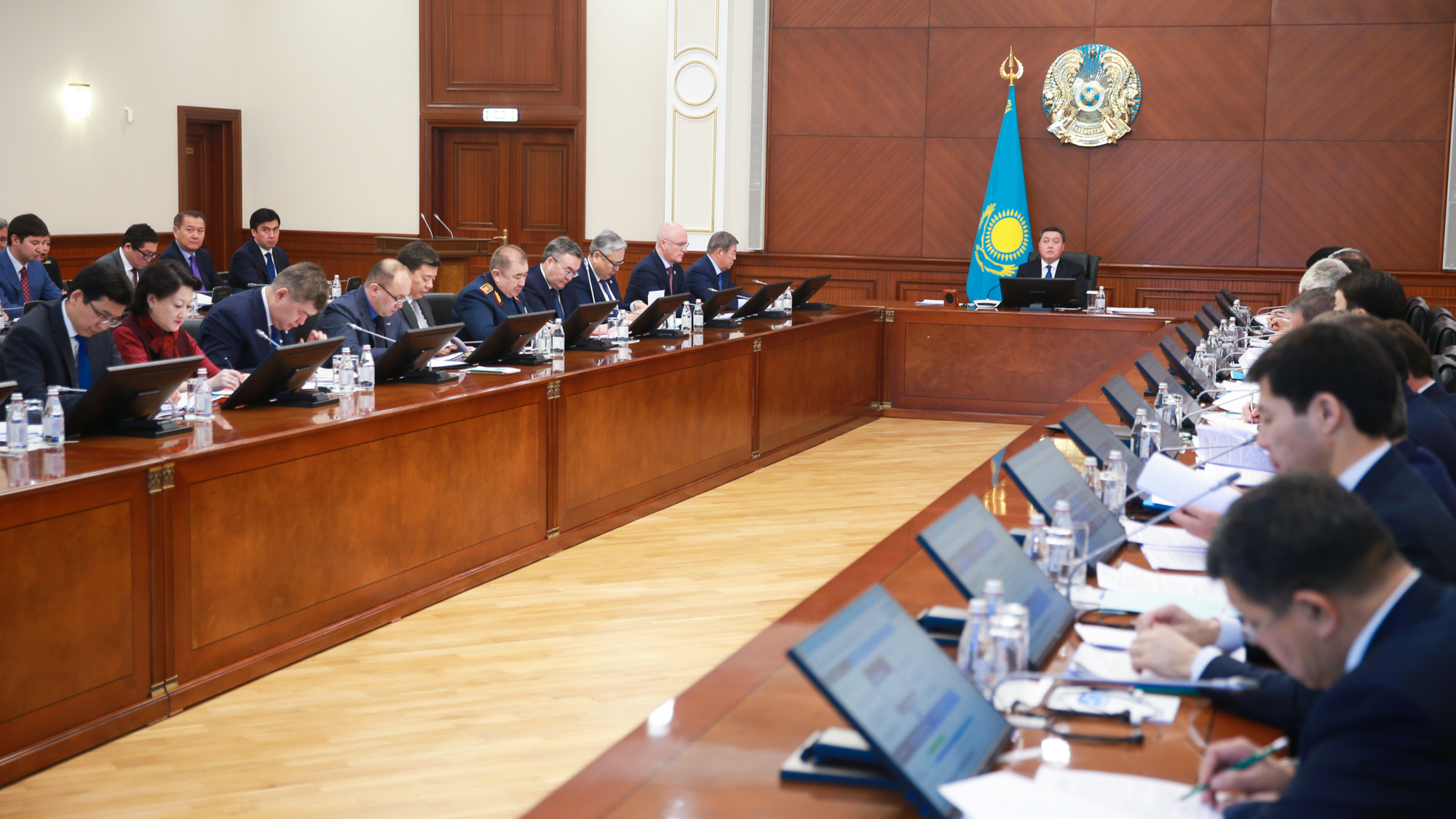 ۇكىمەتتە ەڭبەك قاتىناستارىن رەتتەۋ ماسەلەلەرى قارالدى