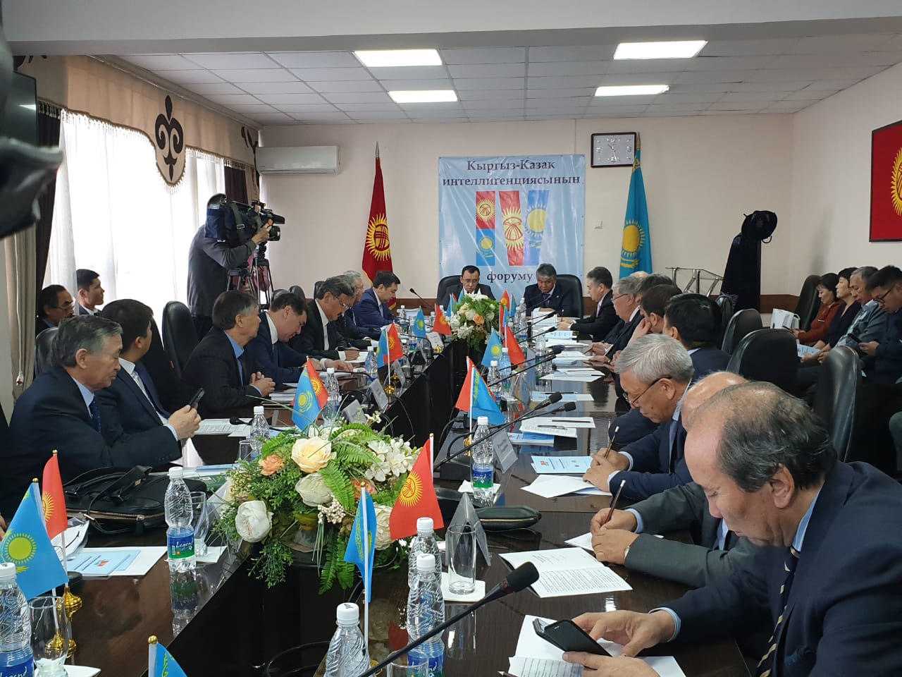 حالىقارالىق تۇركى اكادەمياسىنىڭ ۇيىمداستىرۋىمەن بىشكەكتە قازاق-قىرعىز زيالىلارىنىڭ IV فورۋمى ءوتتى