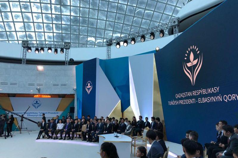 ەلباسى دارىندى جاستارمەن كەزدەسەدى