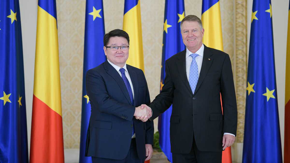 قازاقستان ەلشىسى رۋمىنيا پرەزيدەنتىنە سەنىم گراموتالارىن تابىس ەتتى