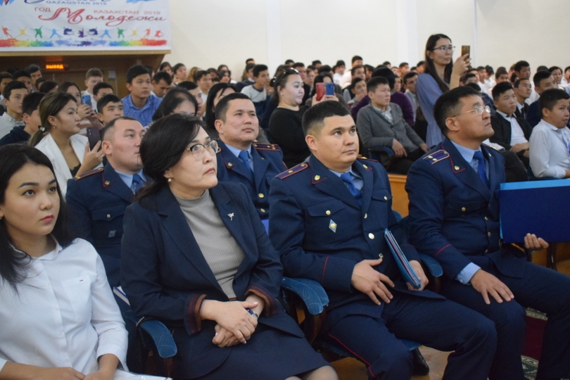 اقتاۋدا پوليتسەيلەر ستۋدەنتتەرمەن كەزدەستى