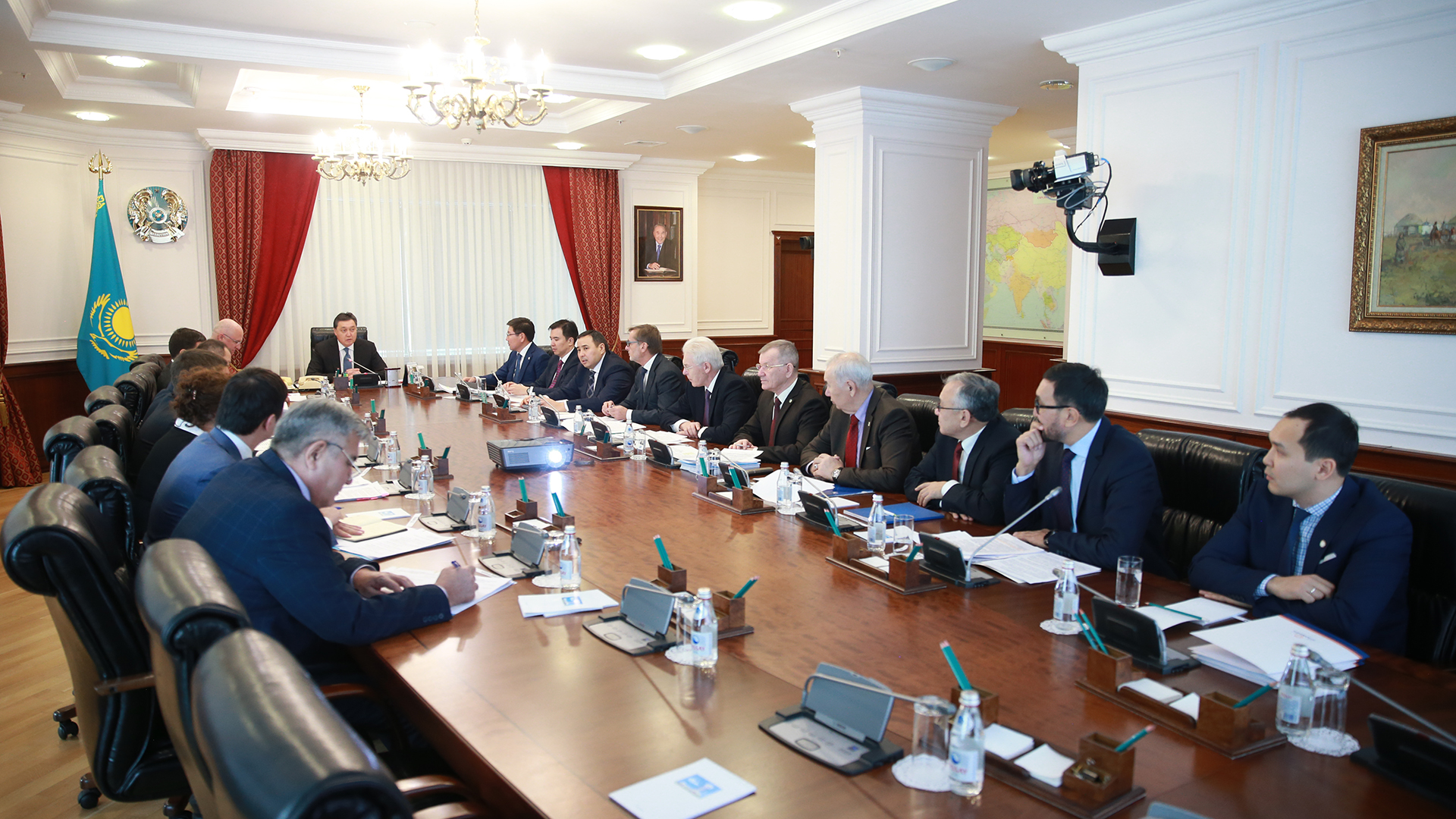 ا. مامين قۇرىلىس سالاسىن دامىتۋ ماسەلەلەرى جونىندە كەڭەس وتكىزدى