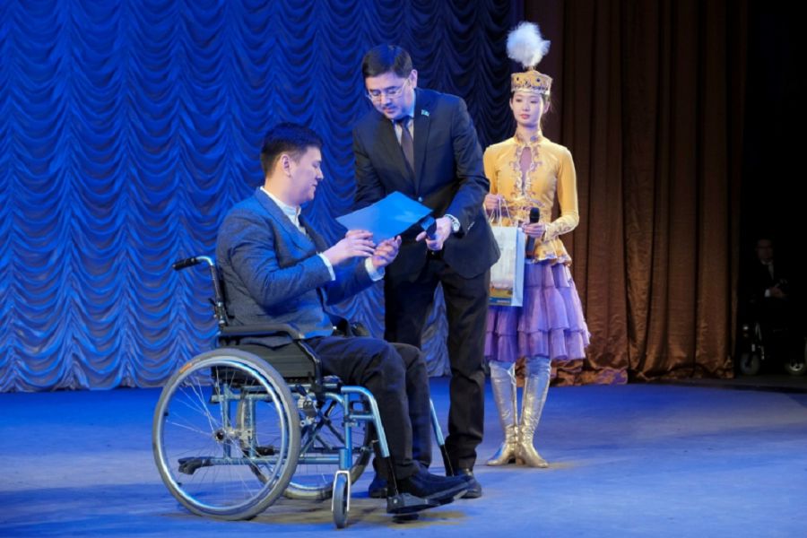 قاراعاندىدا «جان دوس» قوعامدىق سىيلىعىنىڭ يەگەرلەرى ماراپاتتالدى