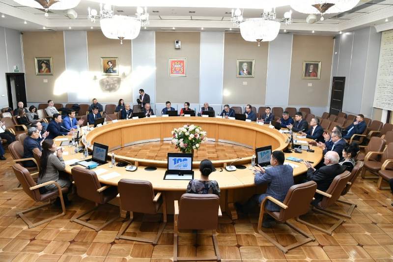 ورىنبوردا «Egemen Qazaqstan»-نىڭ عاسىرلىق تويىنا  ارنالعان دوڭگەلەك ۇستەل ءوتتى