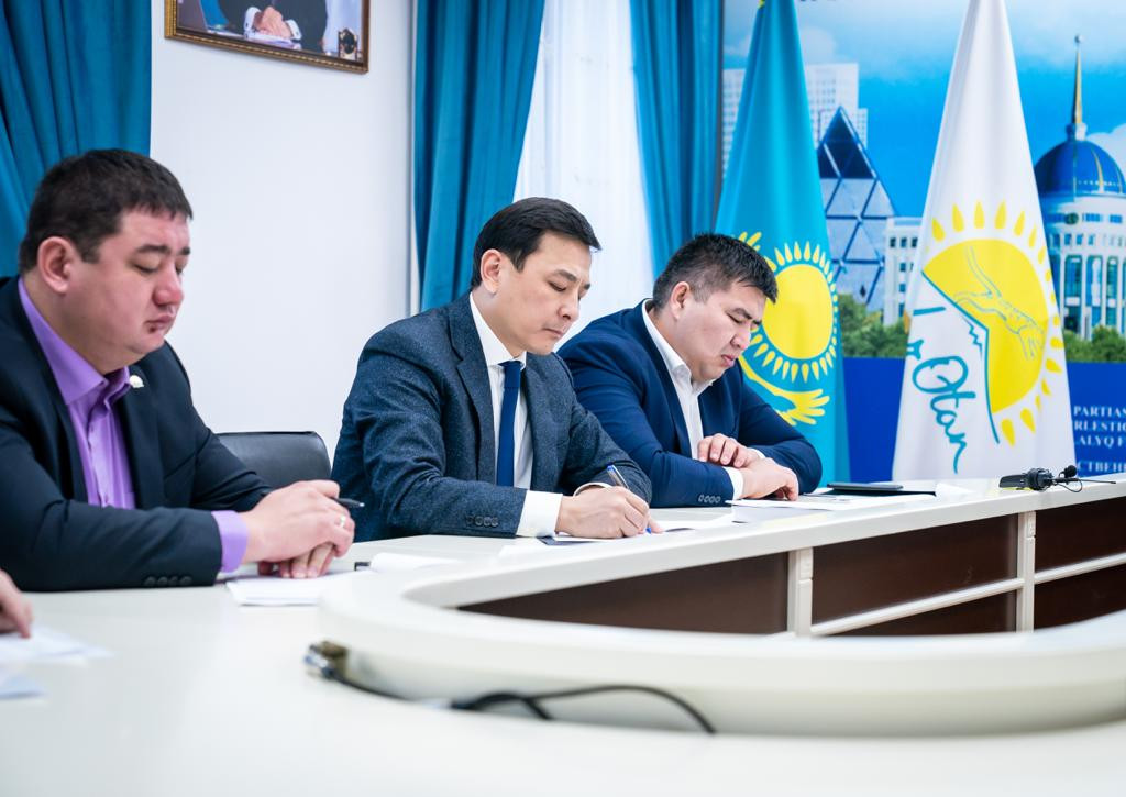 ا. كولگىنوۆ «Nur Otan» پارتياسىنا قابىلداۋعا جازىلعان ازاماتتارمەن كەزدەستى