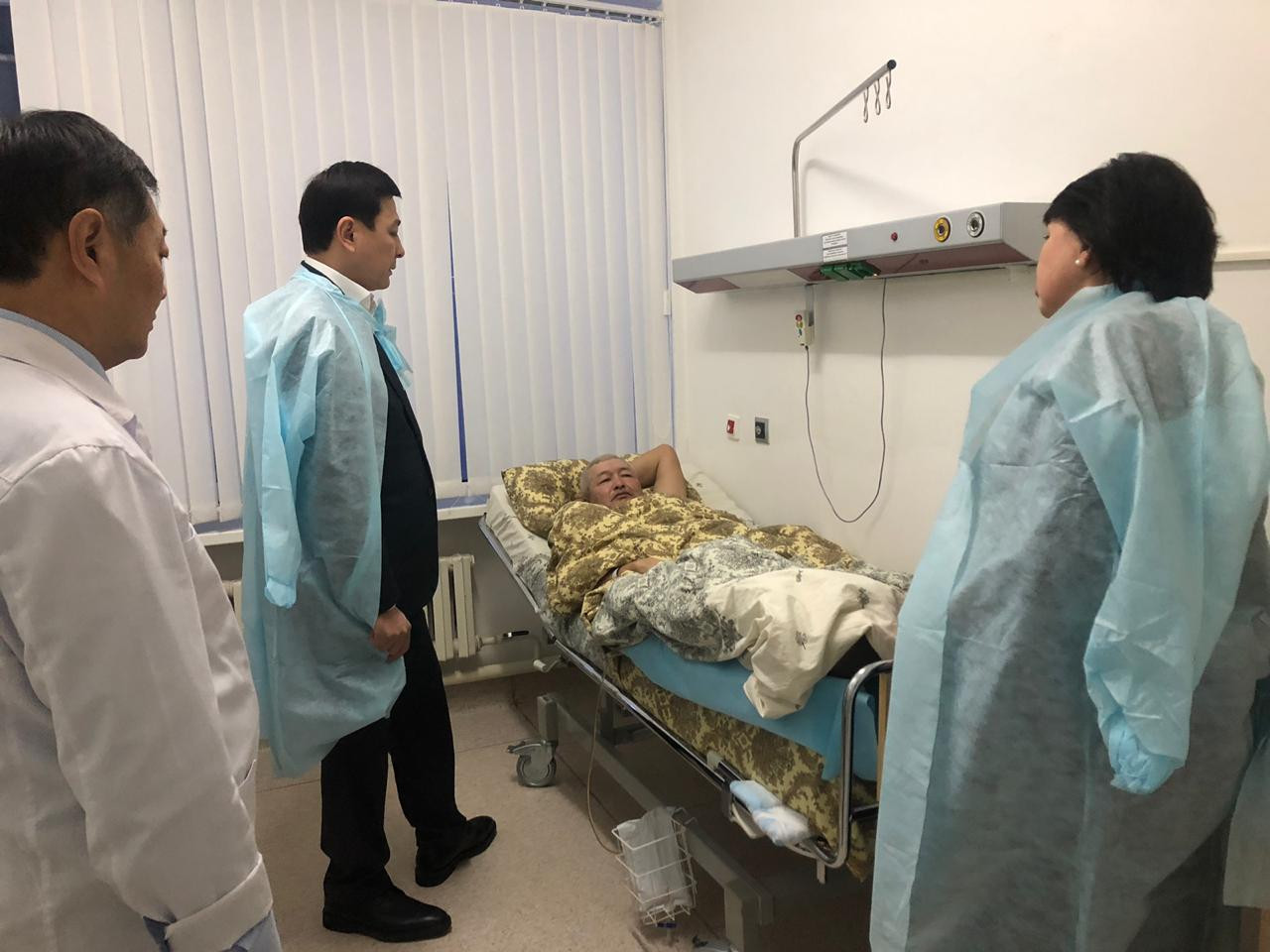 ەلوردا اكىمى قار تازالاۋ كەزىندە جاراقات العان جۇرگىزۋشىگە باردى