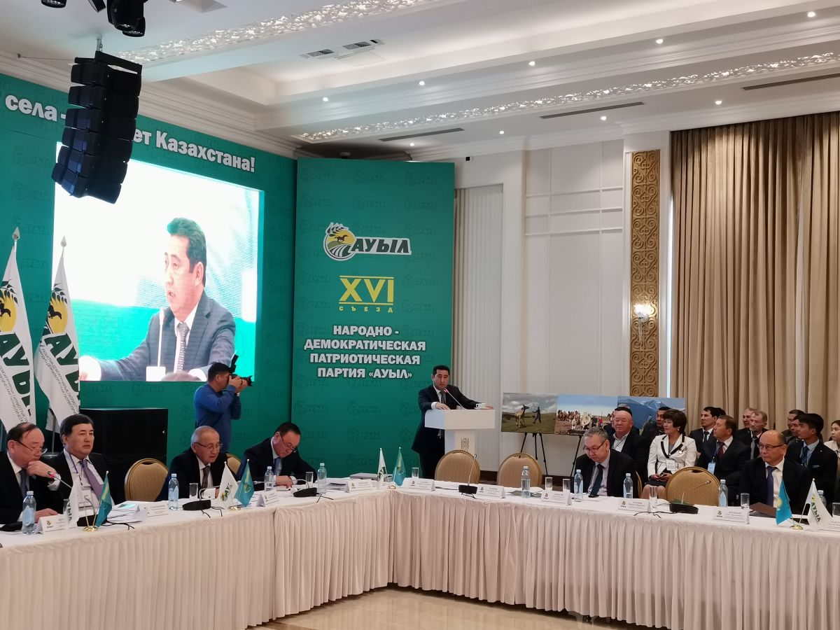 ايداربەك ساپاروۆ «اۋىل» پارتياسىنىڭ XVI سەزىنىڭ جۇمىسىنا قاتىستى