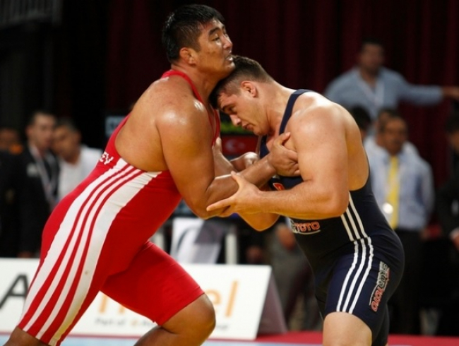 كۇرەس: قوس بالۋانىمىز ماسكەۋدە كۇش سىناسادى