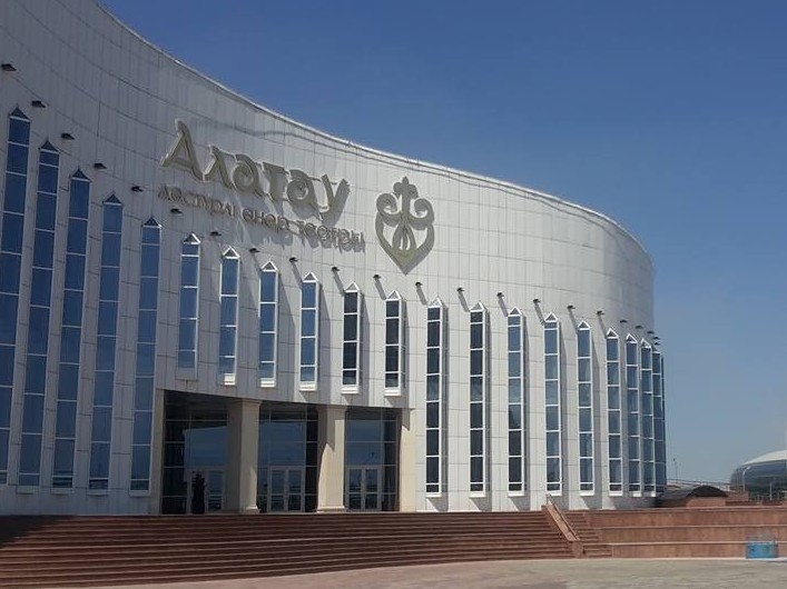 «الاتاۋ» تەاترى تۇڭعىش پرەزيدەنت كۇنىنە تارتۋ جاسادى