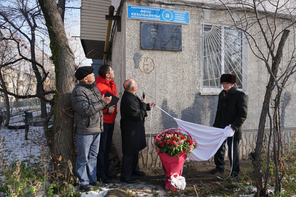 كورنەكتى گەولوگ دۇبەك دۇيسەنبەكوۆكە مەموريالدىق تاقتا اشىلدى