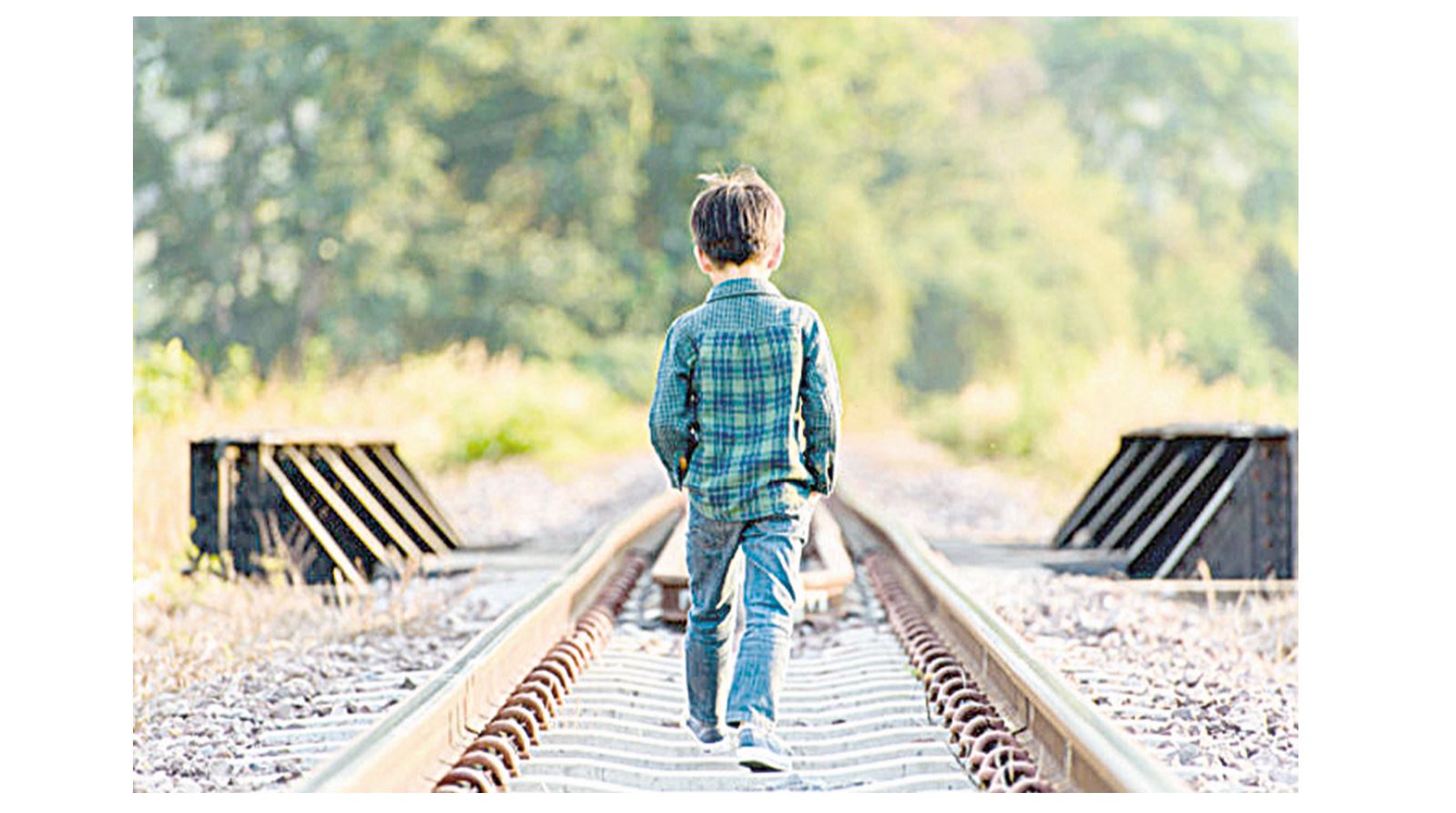 تەمىر جولدى جاعالاپ  توپ بالا ءجۇر