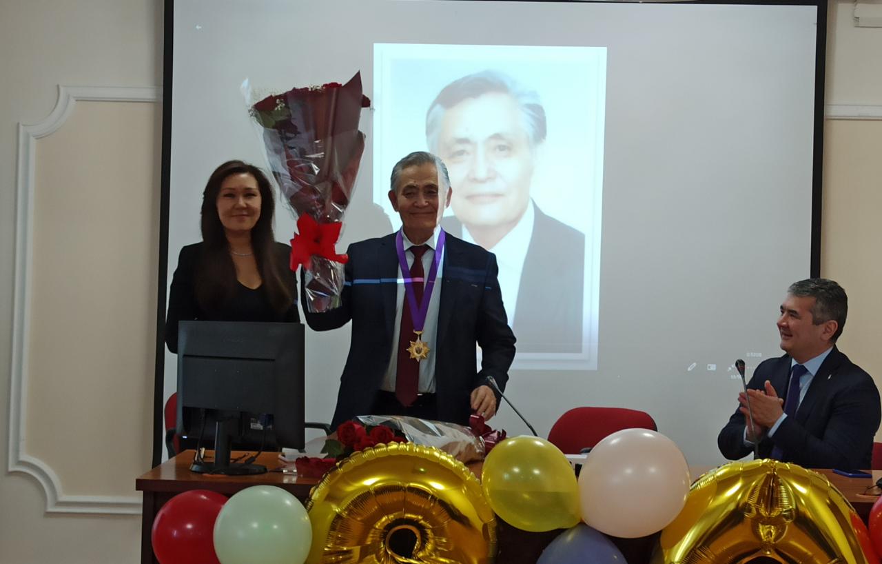 الماتىدا پروفەسسور بولات حابيجان ۇلى «التىن دارىگەر» مەدالىمەن ماراپاتتالدى