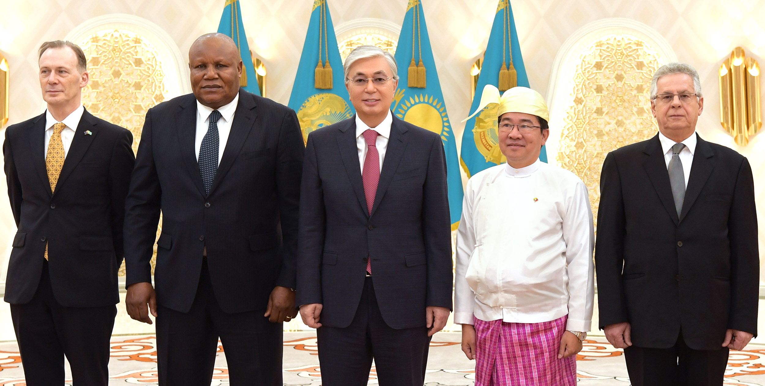 پرەزيدەنت قاسىم-جومارت توقاەۆ بىرقاتار مەملەكەتتىڭ ەلشىلەرىنەن سەنىم گراموتالارىن قابىلدادى