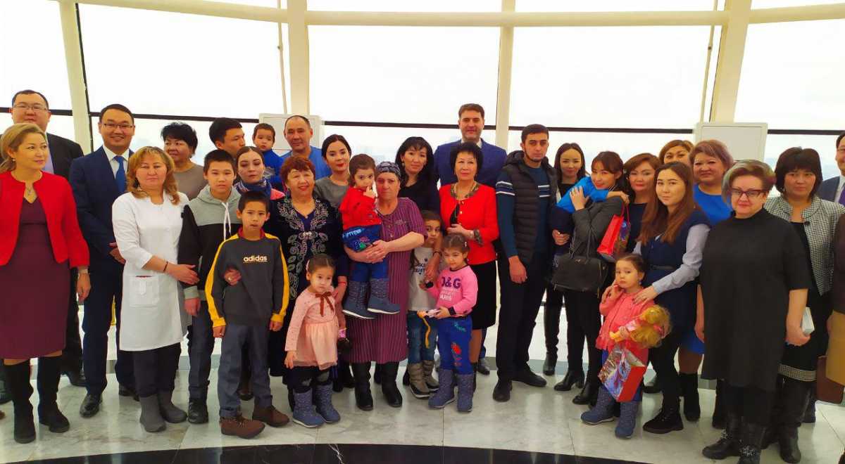 يراكتان قايتارىلعان بالالار تۋىستارىمەن قوسىلدى