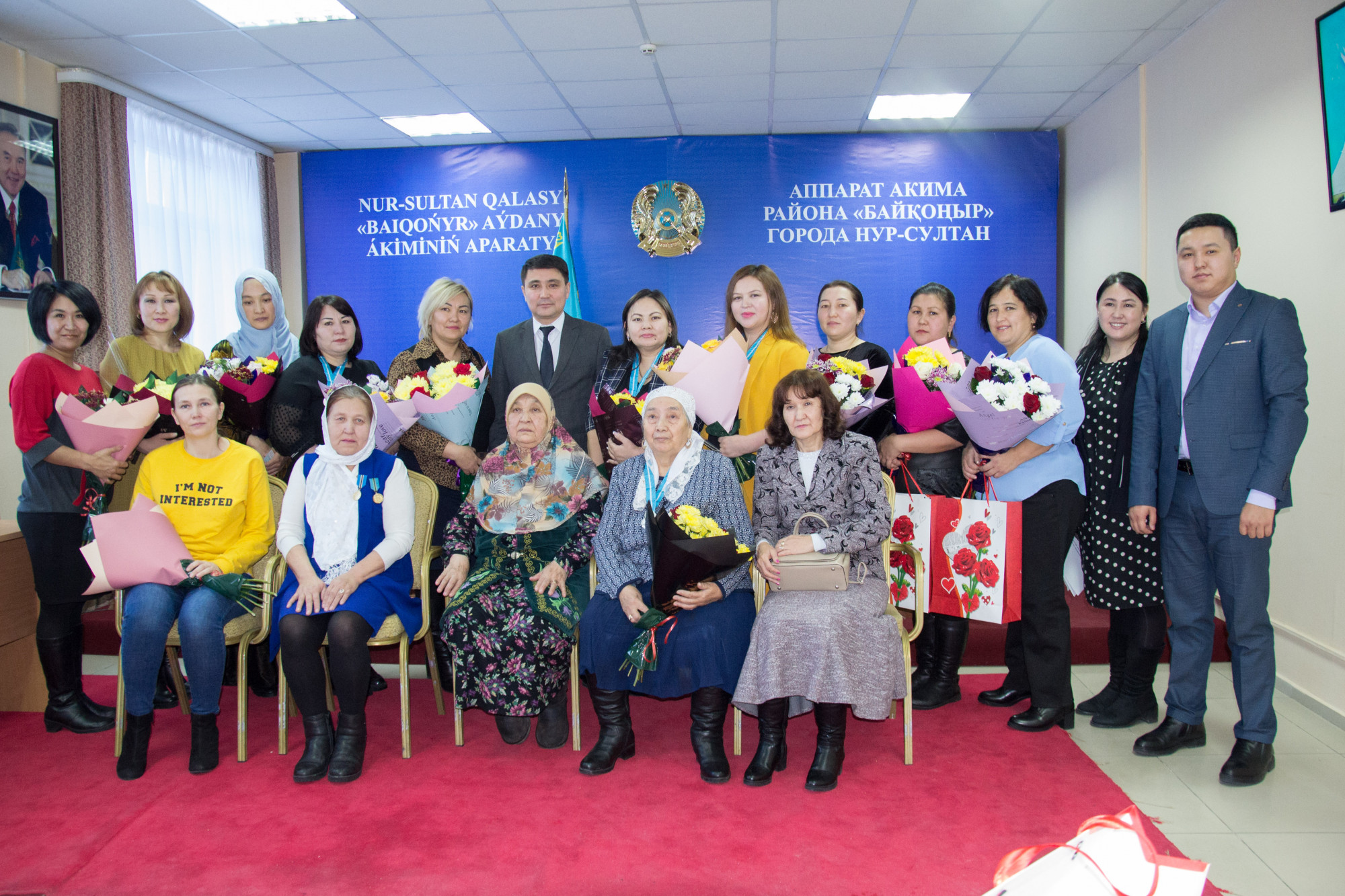 ەلوردادا كوپبالالى انالار التىن جانە كۇمىس القالارمەن ماراپاتتالدى