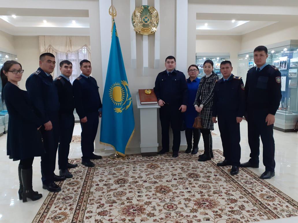 قاج قىزمەتكەرلەرى تاريحي مۇراجايعا باردى