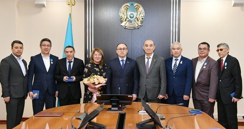 ەگەمەندىكتەرگە مەملەكەتتىك ناگرادالار تاپسىرىلدى