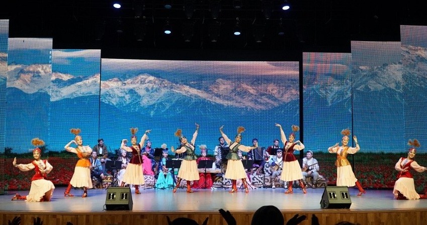 تاۋەلسىزدىك كۇنىنە وراي كۇي تارتىلىپ, جىر مارجانى توگىلدى