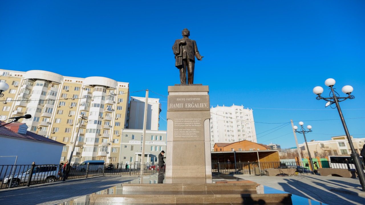 اتىراۋدا حالىق جازۋشىسى حاميت ەرعاليەۆكە ەسكەرتكىش ورناتىلدى