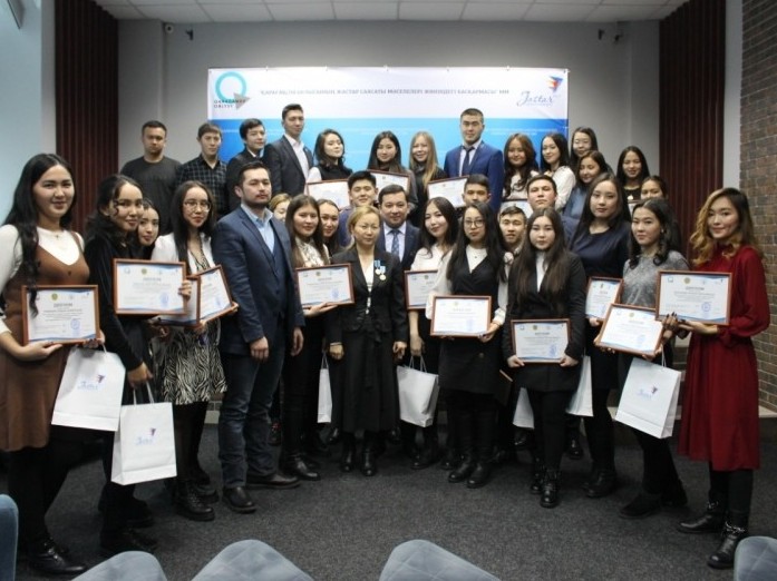 قاراعاندىدا 27 تۇلەك جاس مەملەكەتتىك قىزمەتشى مەكتەبىن ءبىتىردى