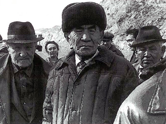 الماتىدا بەلگىلى گەولوگ دۋبەك دۇيسەنبەكوۆ تۇرعان ۇيگە ەسكەرتكىش تاقتا ورناتىلدى