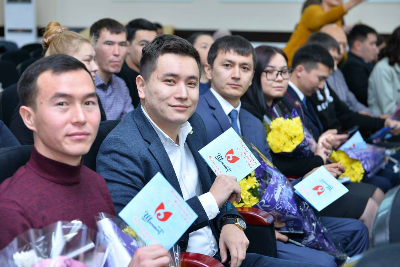 تاۋەلسىزدىككە تارتۋ: شىمكەنتتىك جاستارعا پاتەر كىلتى تابىستالدى