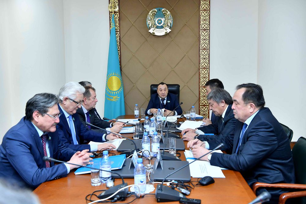 سەناتتا تەمىرجول كولىگى ماسەلەلەرى قارالدى